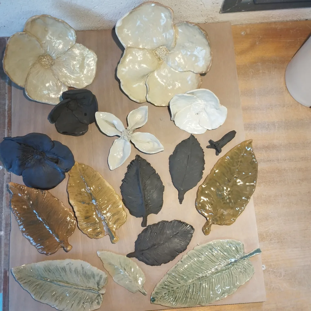 fleurs et  feuillages modelés dans différentes terres